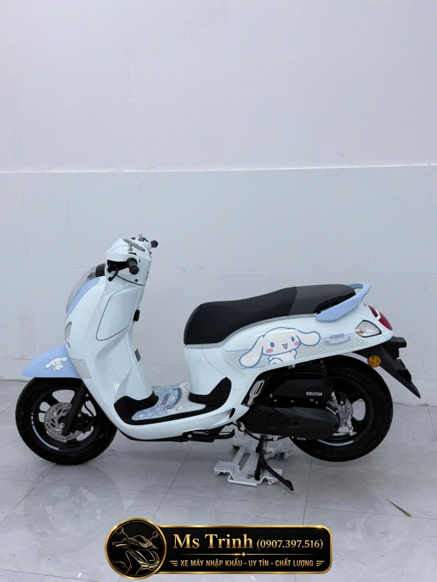 Honda Scoopy Cinnamoroll 2026 Quảng Ngãi nổi bật với tem Sanrio xanh trắng giới hạn.