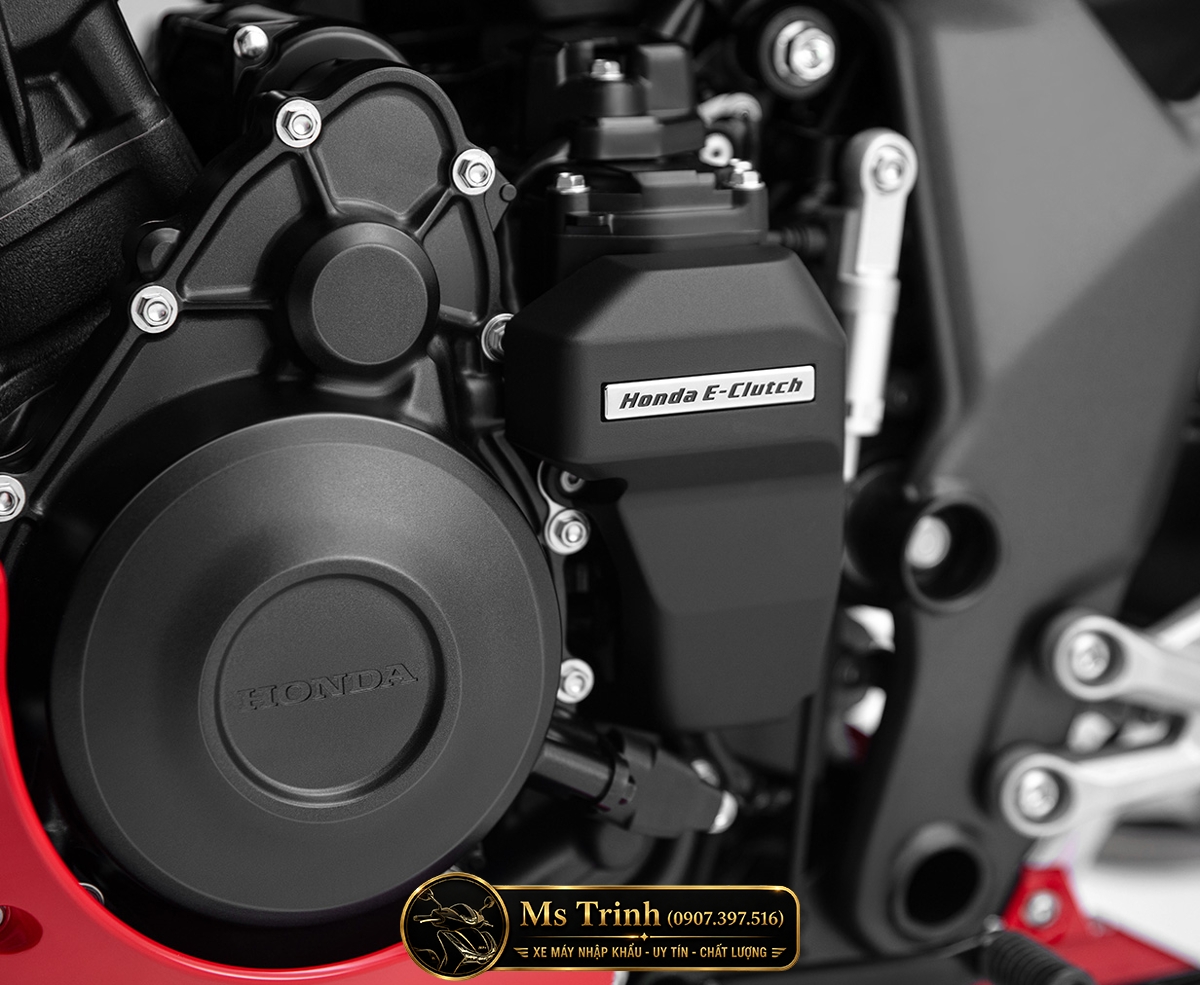 Honda E-Clutch trên CBR500R FOUR hỗ trợ sang số thuận tiện hơn trong nhiều tình huống lái Honda CBR500R FOUR E-Clutch hỗ trợ sang số mượt mà khi chạy phố và đường trường