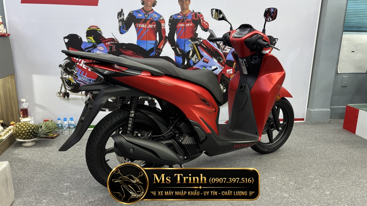 Góc nghiêng trái Honda SH150 Ý 2026 màu đỏ nhám nhập khẩu nguyên chiếc