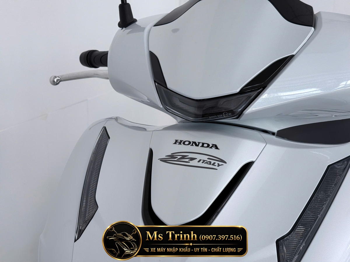 Cận cảnh biểu tượng SH Italy phía trước Honda SH150i nhập HMR Ý
