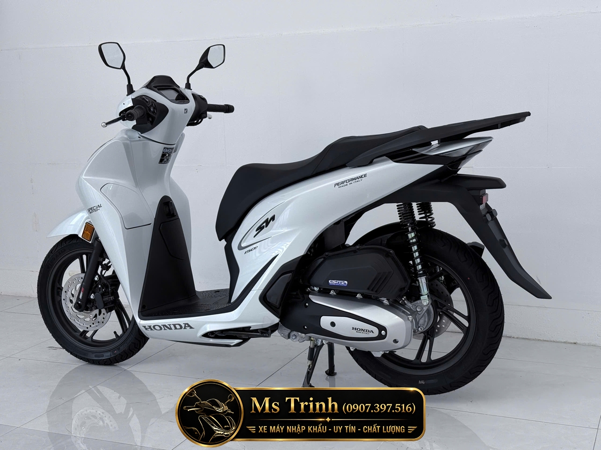 Honda SH150i nhập Ý màu trắng với logo độc quyền trên phần ốp sườn