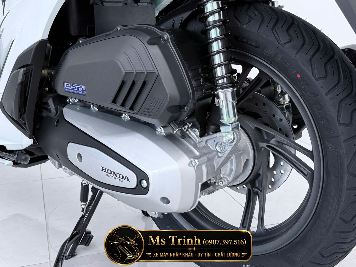 Logo Honda màu đen và Made in Italy trên ốp máy SH150i nhập Ý