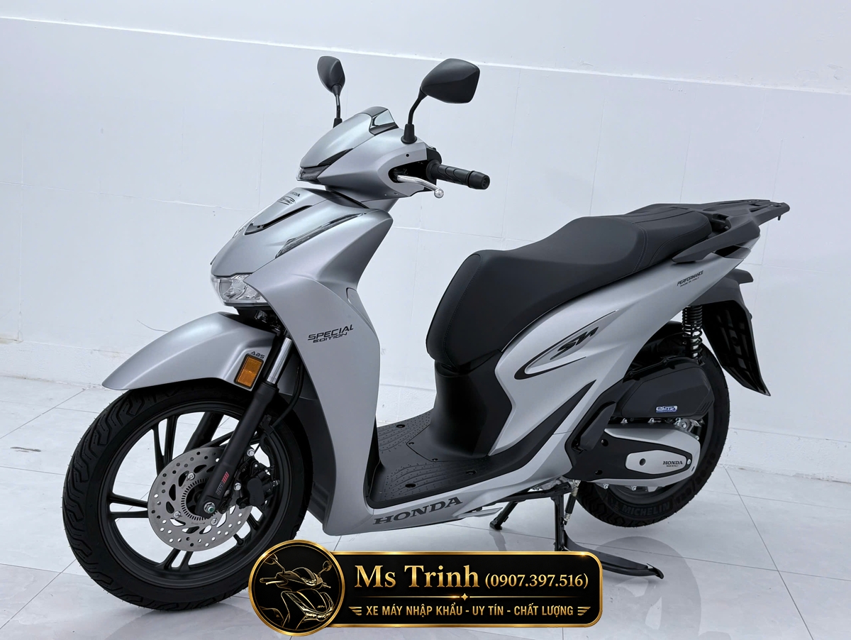 Honda SH150i Special Edition màu bạc với thiết kế thân xe liền mạch