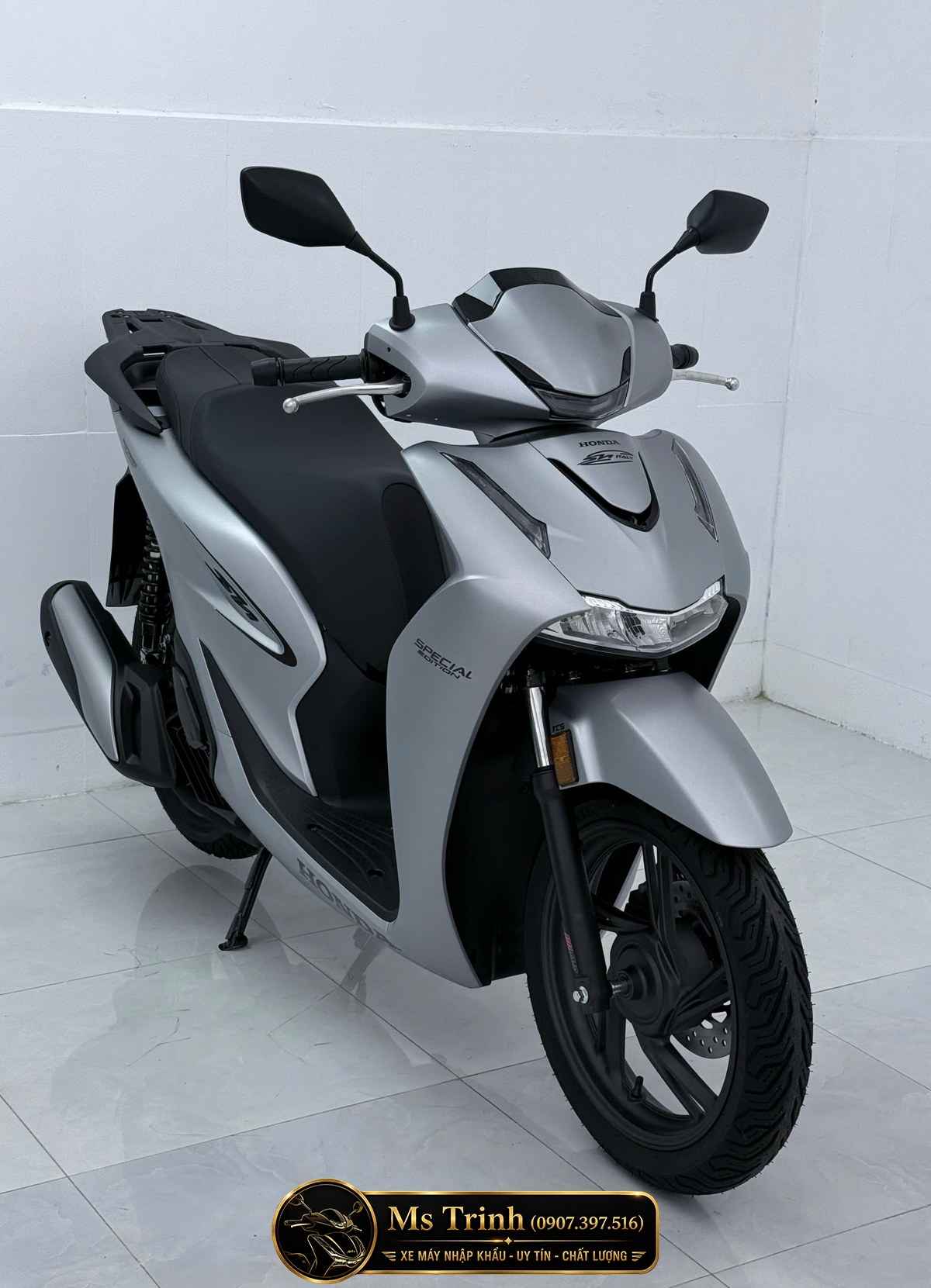 Honda SH150i HMR màu bạc với thân xe dài và phần đuôi vuốt cao