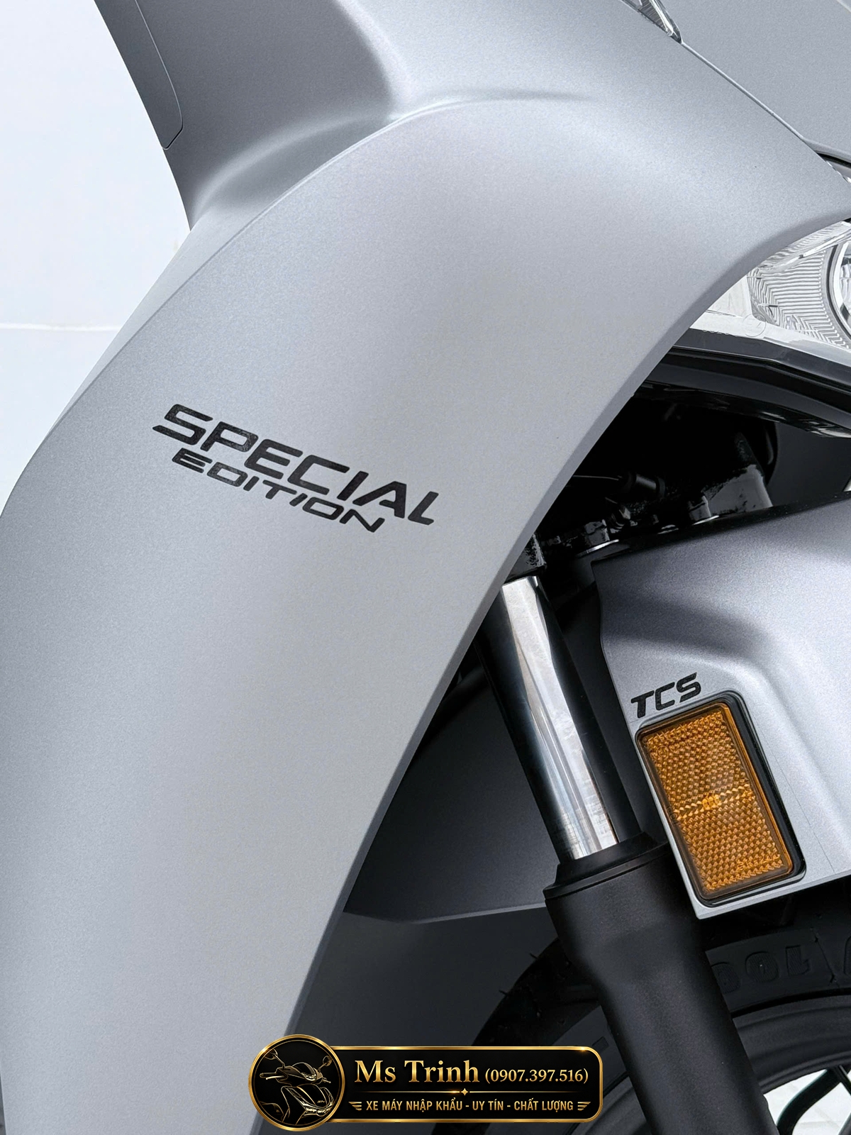 Chi tiết logo Special Edition nổi tại yếm Honda SH150i màu bạc nhập Ý