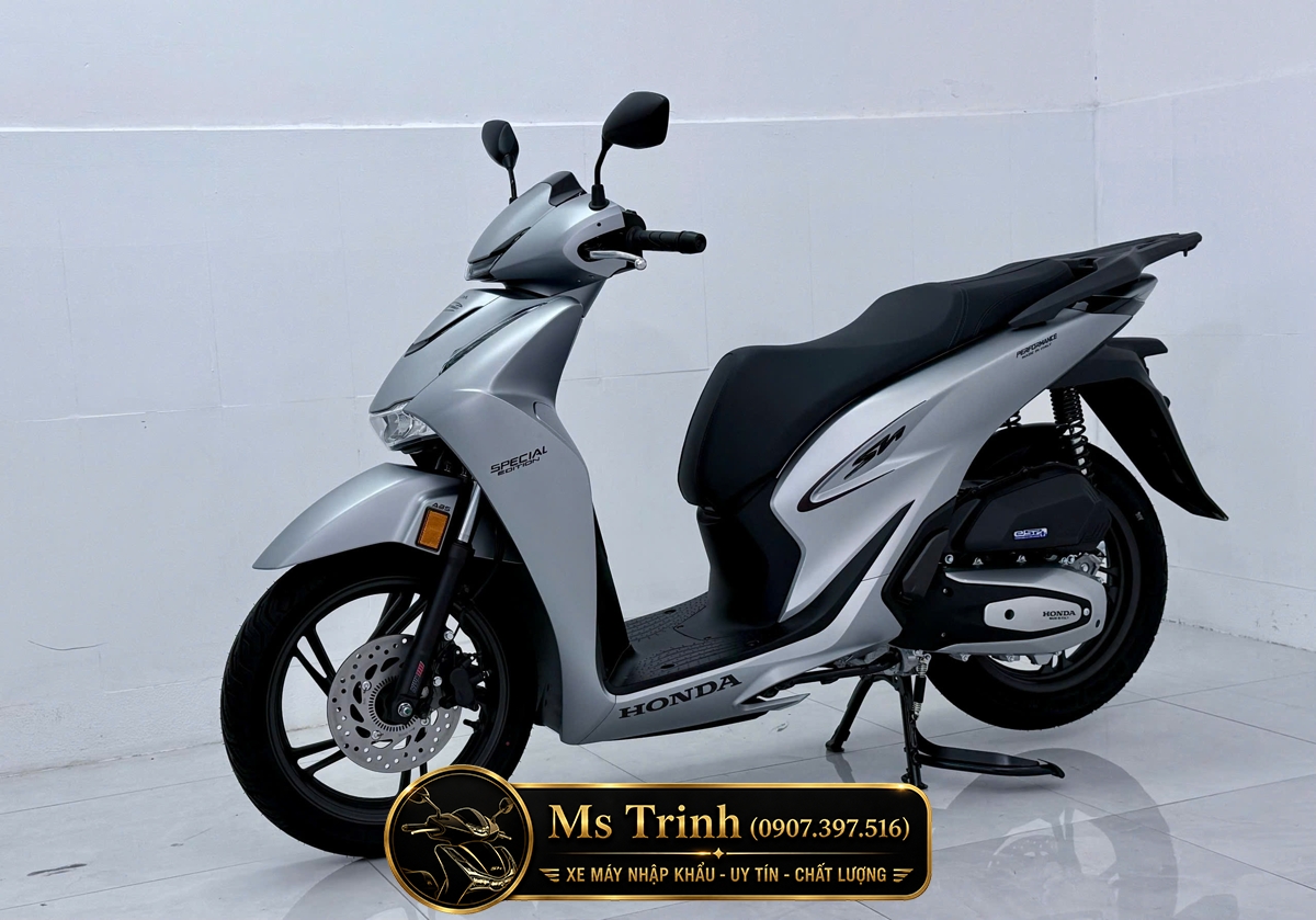 Honda SH150i nhập Ý màu bạc với logo Honda kim loại tại phần lườn