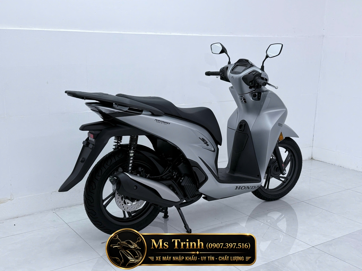Dáng xe Honda SH150i Special Edition màu bạc phù hợp di chuyển đô thị
