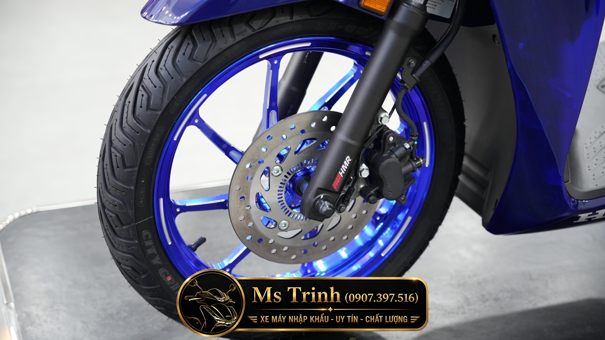 Honda SH150i Italy hai màu vẫn giữ kiểu dáng cao ráo đặc trưng