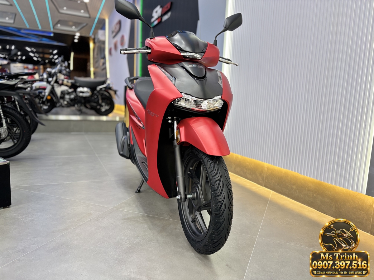 Diện mạo phía trước Honda SH150i Ý đỏ thế hệ 2027 Đầu xe Honda SH150i đỏ nhập khẩu Ý với cụm đèn trước, mặt nạ và hai gương chiếu hậu