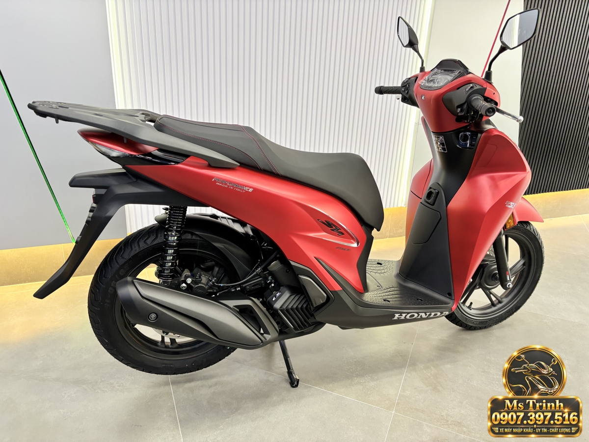 Honda SH150i màu đỏ nhập khẩu nhìn từ phía sau Tổng thể xe SH150i nhập Ý màu đỏ tại CubShop Premium với góc quan sát phía sau bên phải