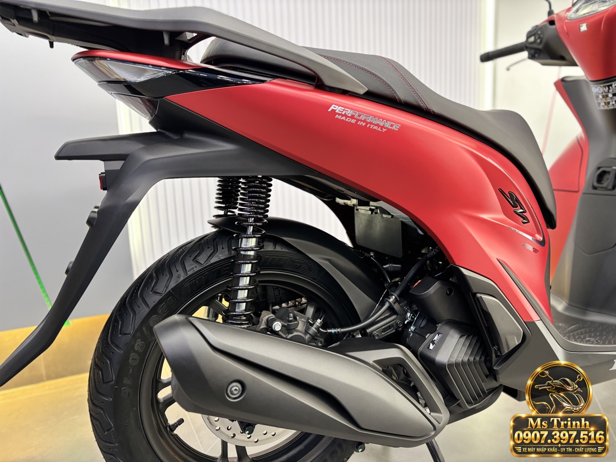 Tem Performance Made in Italy trên SH150i đỏ Tem Performance Made in Italy trên thân sau Honda SH150i Ý màu đỏ cùng chi tiết tay dắt