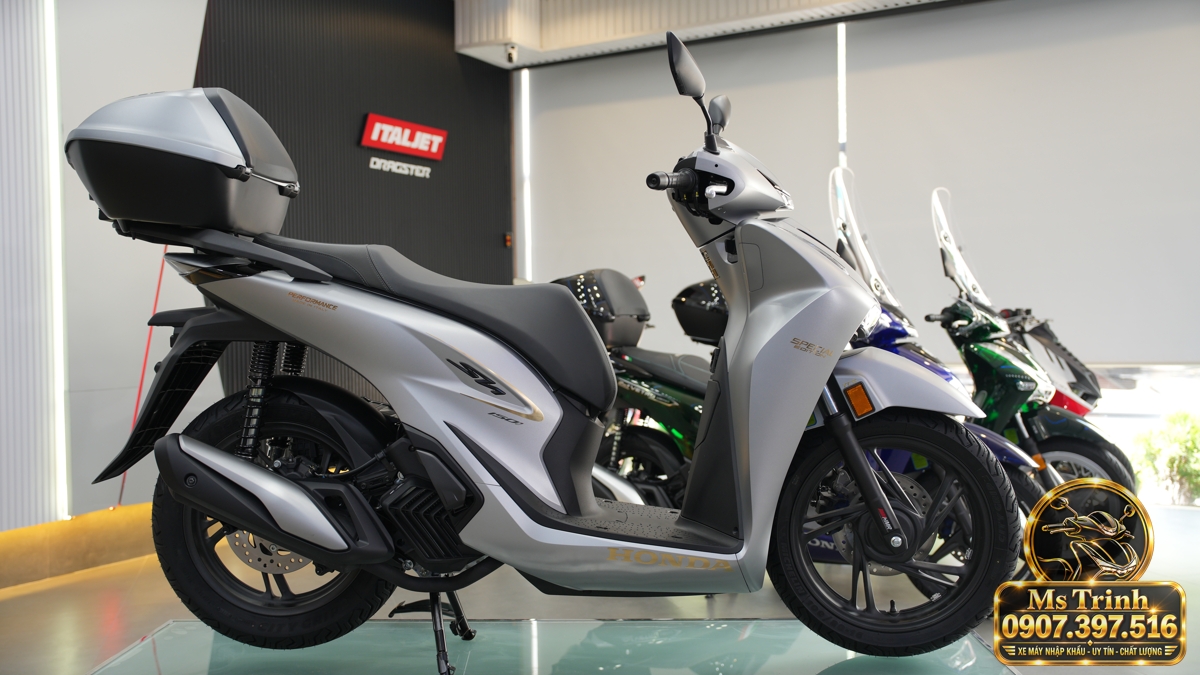 Honda SH150i Ý xám bạc 2027 với bộ tem vàng Special Edition Honda SH150i Ý xám bạc 2027 sở hữu dàn áo ánh kim, chi tiết đen và bộ tem vàng sang trọng