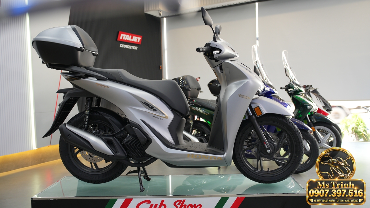 Chi tiết Performance Made in Italy trên SH150i xám bạc Dòng chữ Performance Made in Italy màu vàng trên ốp hông Honda SH150i Ý xám bạc dưới yên