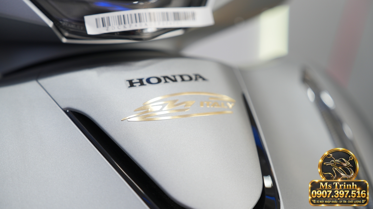Logo Honda và tem SH Italy trên mặt nạ SH150i xám bạc Cận cảnh logo Honda cùng tem SH Italy trên mặt nạ xe SH150 Ý màu xám bạc 2027