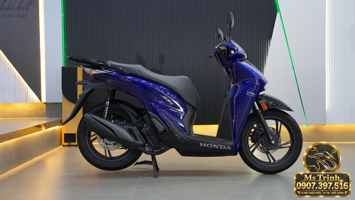 Honda SH150 Vetro Blue 2027 nhập Ý với dàn áo Sapphire bán trong suốt Toàn cảnh Honda SH150 Vetro Blue 2027 nhập Ý với dàn áo xanh Sapphire và thiết kế cao ráo