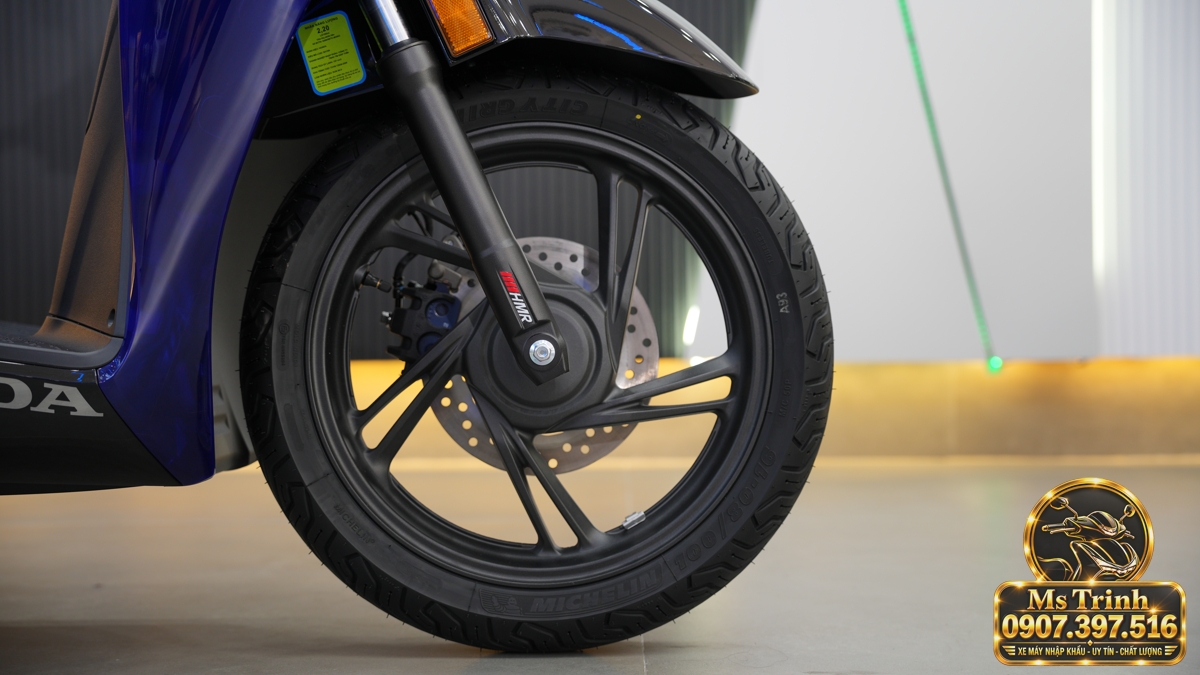 Bánh trước SH150 Vetro Blue Sapphire với mâm đen và phanh đĩa Bánh trước Honda SH150 Vetro Blue 2027 sử dụng mâm đen, lốp 16 inch và phanh đĩa