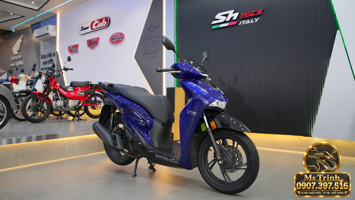 Honda SH150 Vetro Blue 2027 nhìn nghiêng phía trước Góc nghiêng phía trước Honda SH150 Vetro Blue 2027 cho thấy màu xanh Sapphire và dáng xe nhập Ý