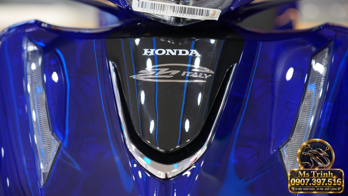 Honda SH150 Vetro Blue model 2027 ảnh showroom số 8378 Hình ảnh showroom Honda SH150 Vetro Blue model 2027 với màu xanh Sapphire bán trong suốt