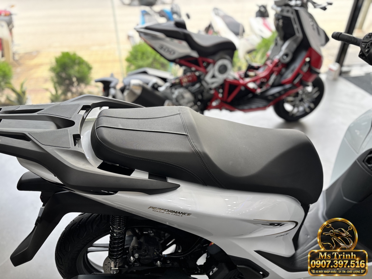 Yên đen Honda SH150i trắng nhập khẩu Ý 2027 kết hợp dàn áo trắng và tem sườn vàng
