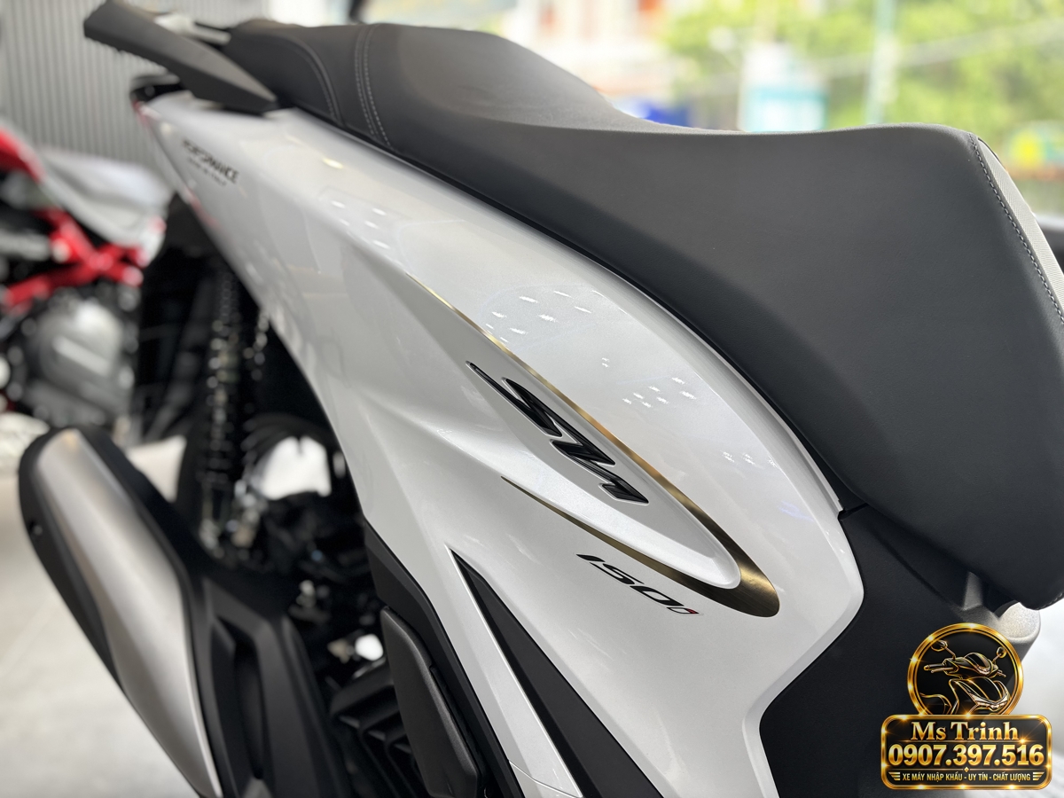 Cận cảnh bề mặt và kiểu dáng yên dài trên Honda SH150i Ý 2027 màu trắng