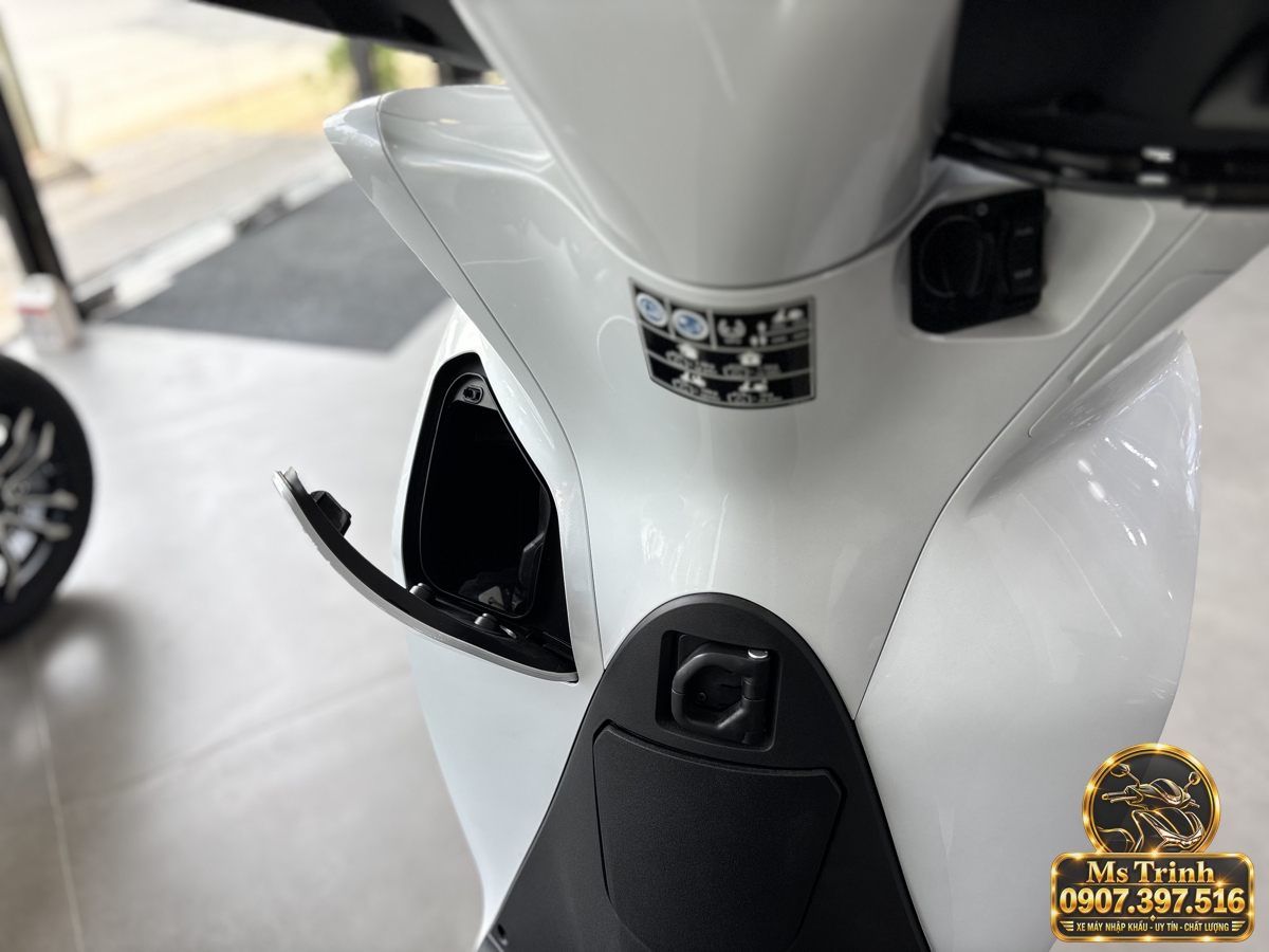 Hộc chứa đồ trước Honda SH150i Ý 2027 màu trắng đang mở để quan sát không gian bên trong