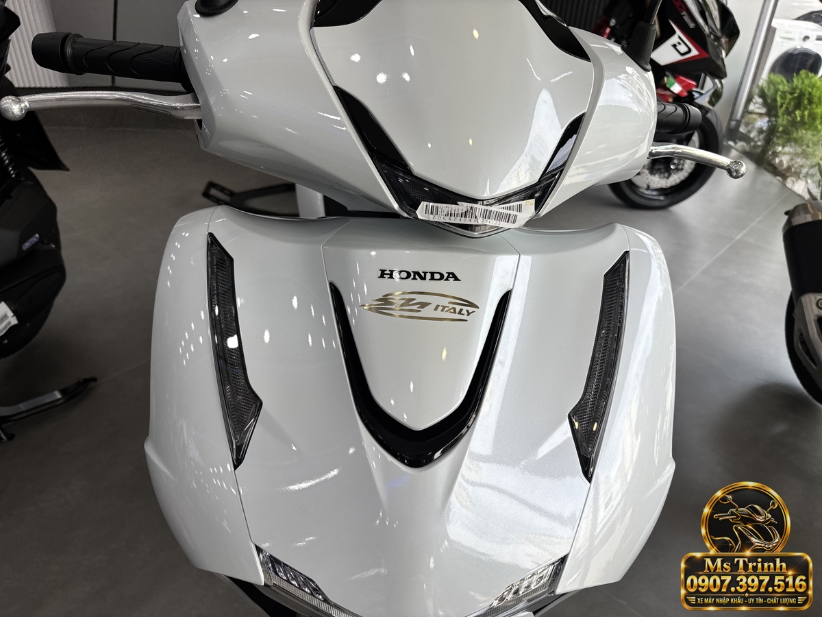 Hình ảnh thực tế Honda SH150i Ý 2027 màu trắng nhập khẩu tại showroom CubShop Premium