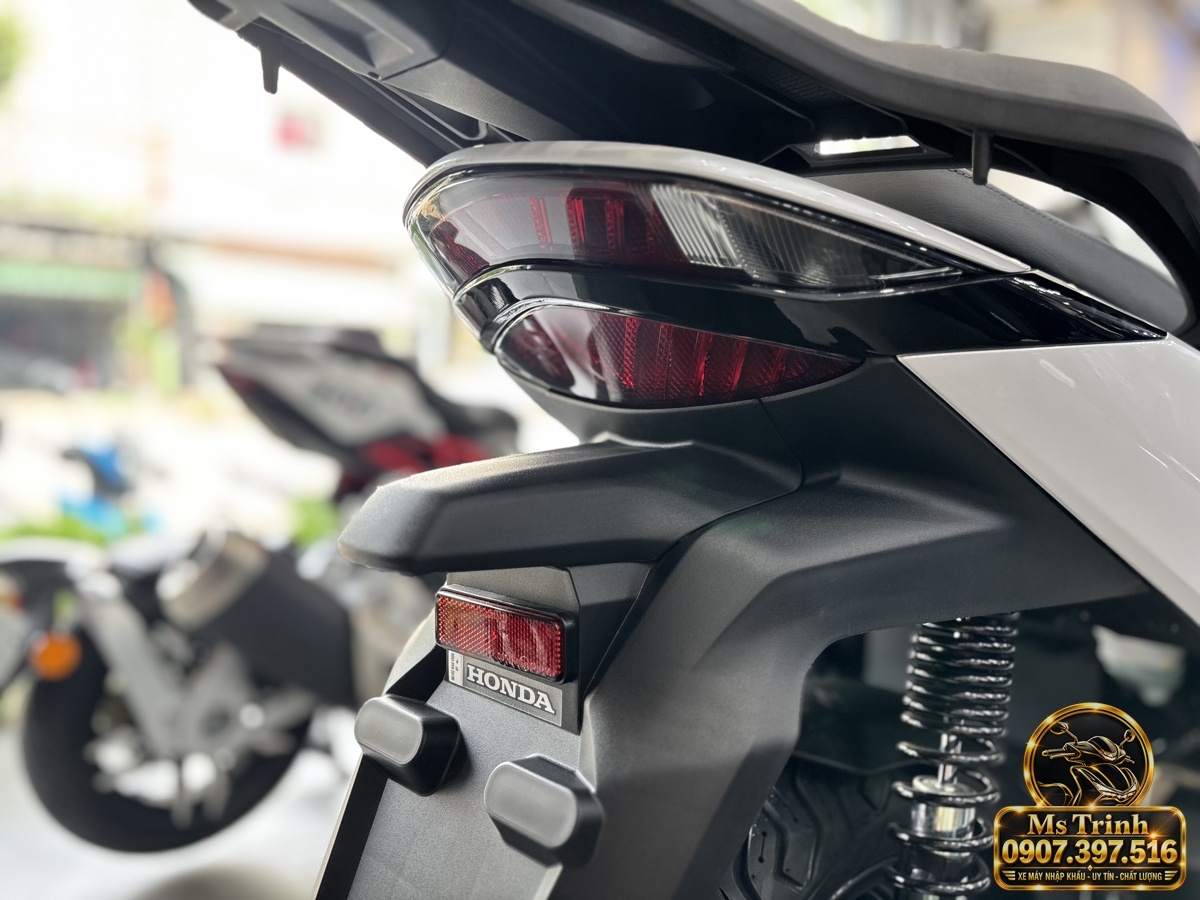 Hình ảnh Honda SH150i Ý trắng model 2027 với phối màu nguyên bản tại showroom