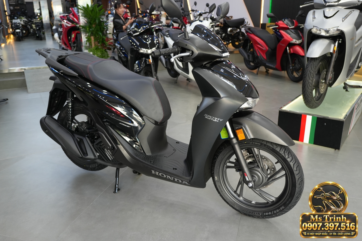 Mặt nạ đen nhám phối viền sáng của Honda SH150i Ý đen nhám 2027 trong bộ ảnh xe thực tế