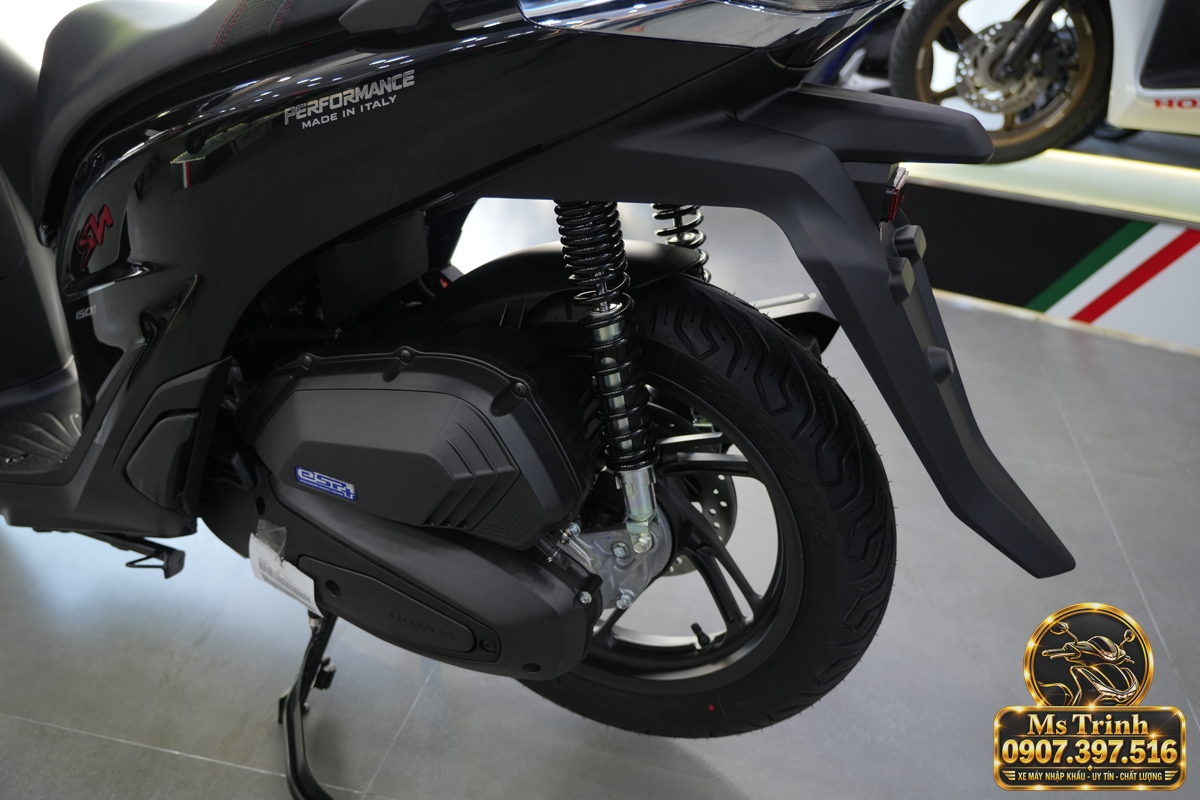 Cụm động cơ và truyền động của Honda SH150i Ý đen nhám 2027 trong bộ ảnh xe thực tế