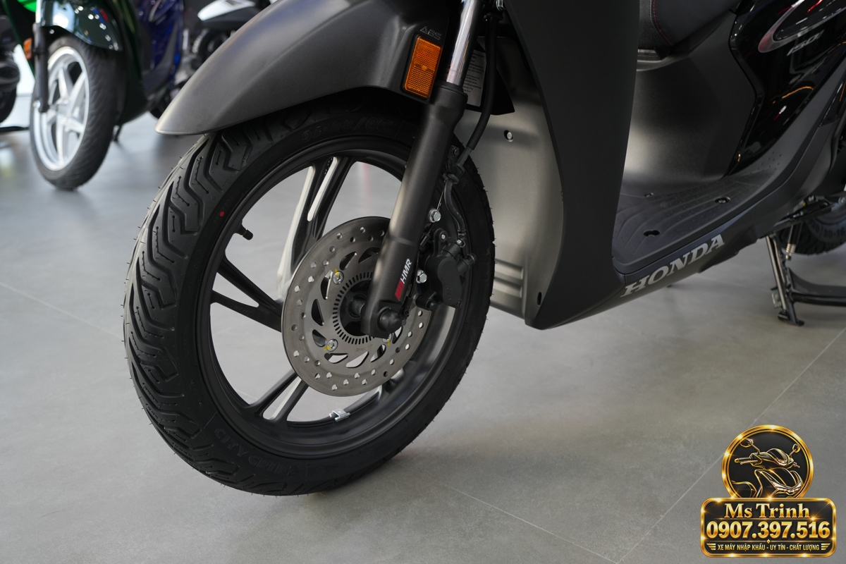 Phanh đĩa và bánh trước của Honda SH150i Ý đen nhám 2027 trong bộ ảnh xe thực tế