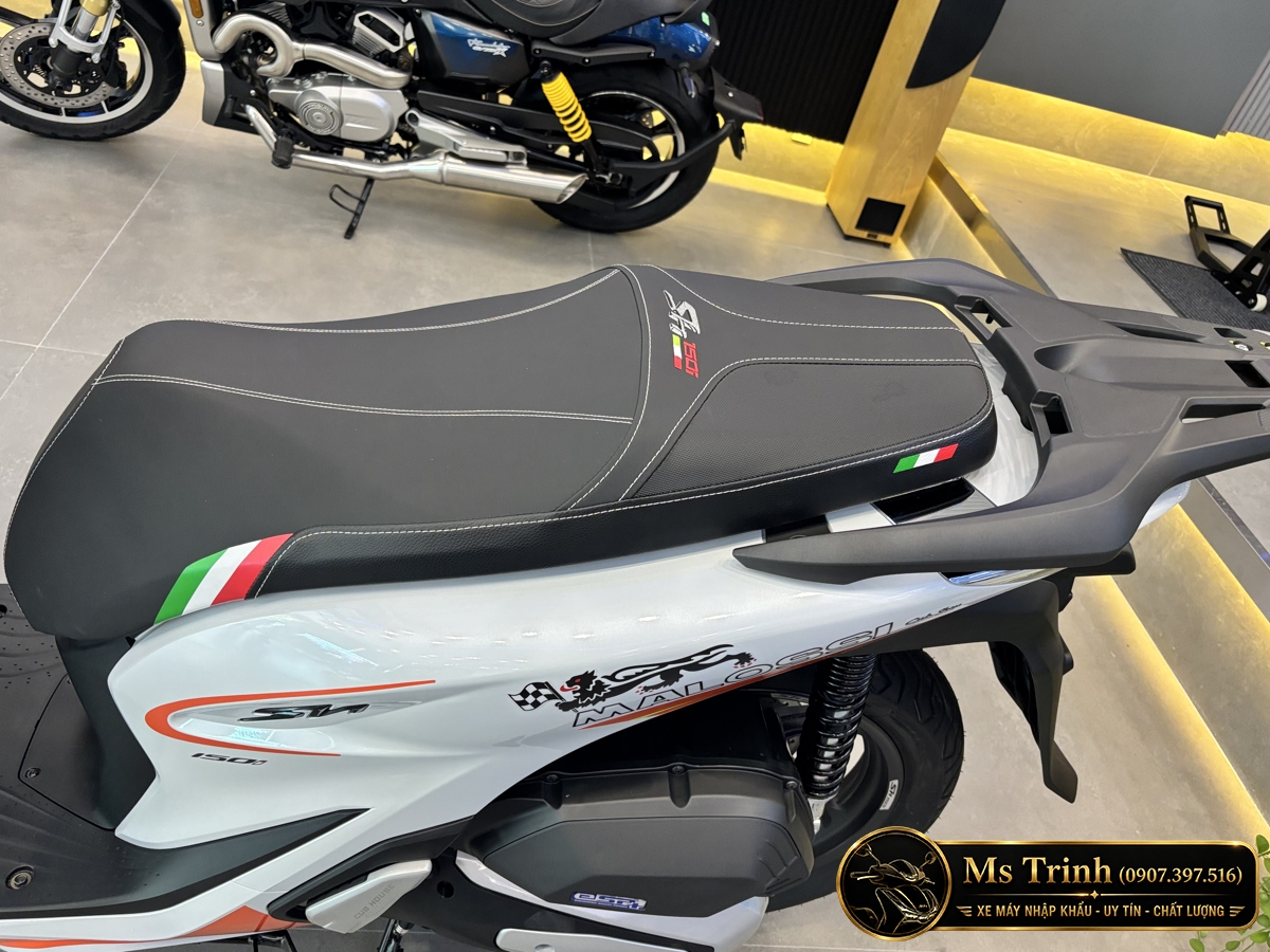 Yên đen đường chỉ trắng phối cờ Ý trên xe SH150 custom Malossi màu trắng Yên đen đường chỉ trắng phối cờ Ý trên xe SH150 custom Malossi màu trắng
