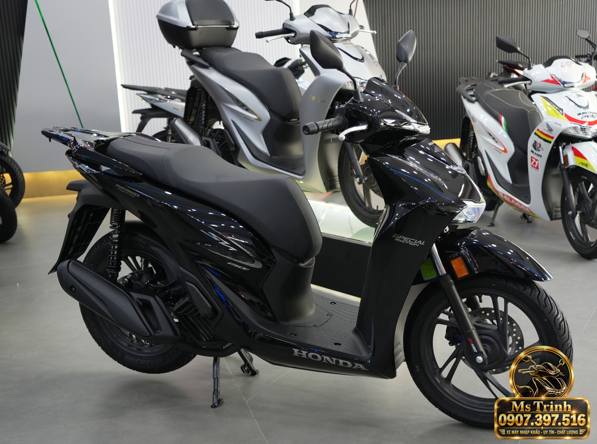 Sàn để chân của SH150i Ý đen bóng có bố cục phẳng, thuận tiện khi lên xuống xe. Sàn để chân của SH150i Ý đen bóng có bố cục phẳng, thuận tiện khi lên xuống xe.