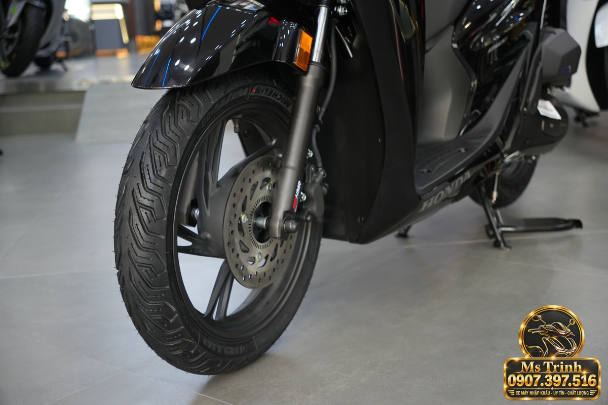 Khu vực bánh và hệ thống phanh trên Honda SH150i, cấu hình tham khảo trang bị ABS hai kênh. Khu vực bánh và hệ thống phanh trên Honda SH150i, cấu hình tham khảo trang bị ABS hai kênh.
